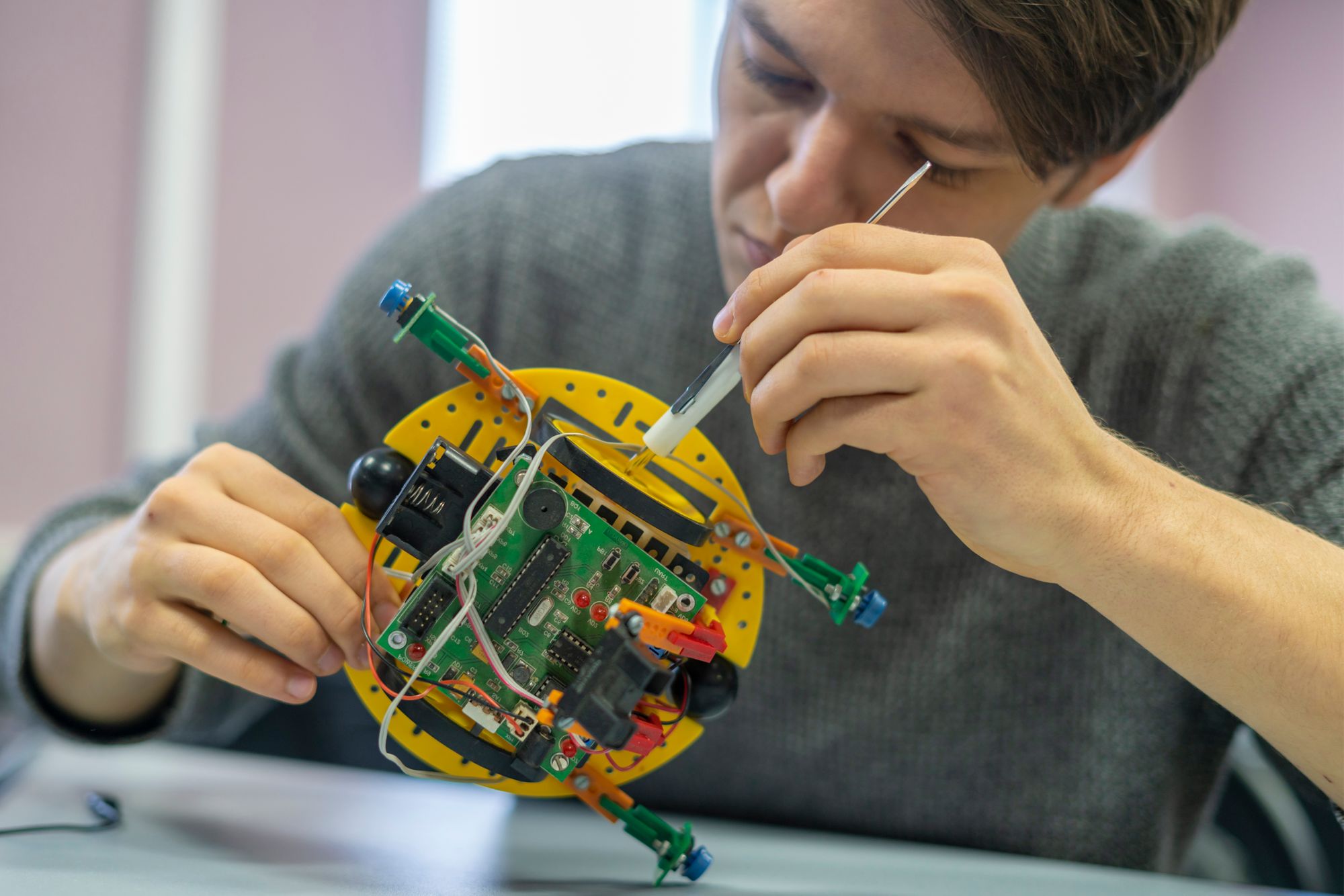 Afinal, o que é hardware hacking? Especialista explica tudo sobre