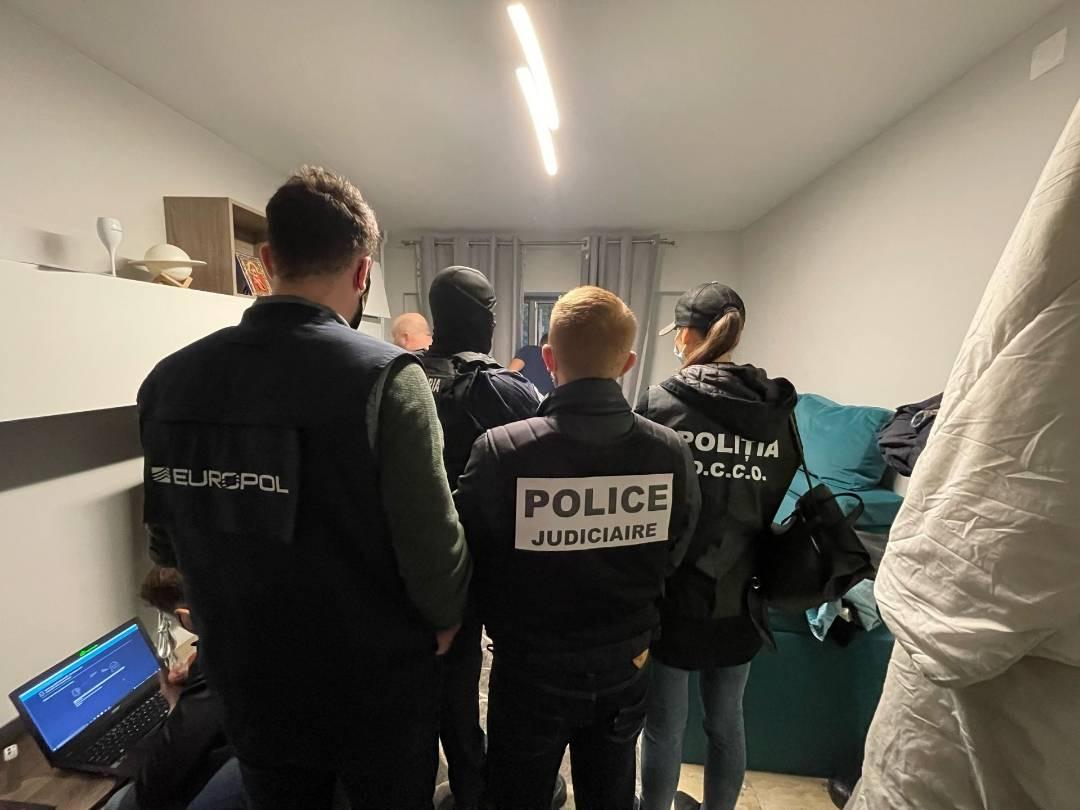 Operação da polícia romena em parceria com a Europol, que capturou mais dois envolvidos nas campanhas de ransomware do REvil. Foto: Europol.